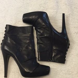 Nine West “Hotfuzz” Black Size 7M